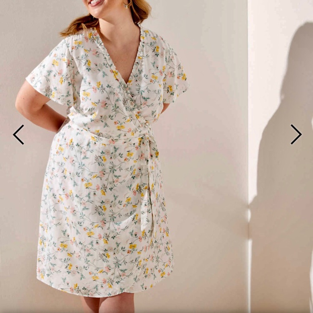 LOFT PLUS TOSSED FLOWER FLUTTER WRAP DRESS NWT